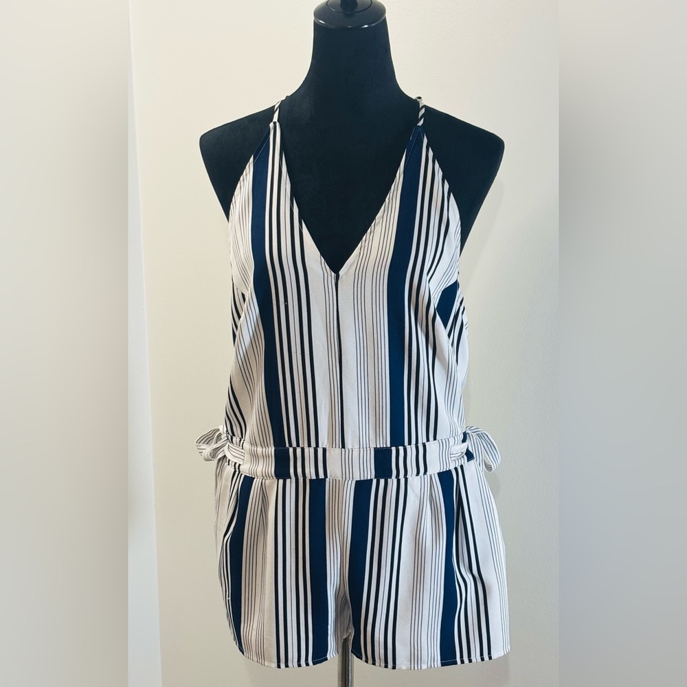 HYFVE Size small Romper Shorts Side Pockets Open sides - Picture 13 of 13